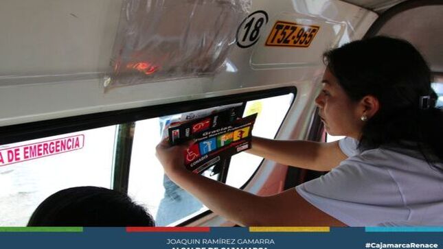 📌En un trabajo articulado entre la Municipalidad Provincial de Cajamarca, a través de la Oficina Municipal de Atención a las Personas con Discapacidad; (OMAPED), la Fiscalía de Prevención del Delito, CONADIS, la gerencia de Transportes y Seguridad Vial y la Policía Nacional, se inició una agresiva campaña de sensibilización denominada “Persona con Discapacidad: Dígalo con respeto”, dirigida a conductores y cobradores del servicio de transporte público de pasajeros que operan en esta ciudad.
✅El trabajo está destinado al cumplimiento de las normas legales que defienden los derechos de estas personas vulnerables, tal es el caso de la gratuidad en el transporte público de pasajeros de aquellas personas con discapacidad severa, que por ahora no se respeta, a cuyo problema se aúna la falta de respeto por parte de los mismos pasajeros de una determinada unidad vehicular, a la vez que se indicó que estas campañas buscan también la prevención de accidentes de tránsito que afecten a estas personas.