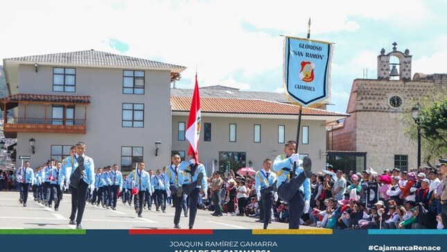 ✅Esta mañana se llevó a cabo la juramentación de los Policías Escolares, Brigadieres Generales y la Brigada de Autoprotección Escolar (BAPES) de 120 instituciones educativas, tanto de la zona urbana como rural a cargo de la Policía Nacional.
📌El gerente de Seguridad Ciudadana de la Municipalidad Provincial de Cajamarca, Cnel. (r) EP Jorge Salazar, destacó la importancia de involucrar a los jóvenes en el compromiso de mantener una ciudad segura, ordenada y limpia, agradeciendo el esfuerzo de todas las instituciones por sumarse hasta esta gran tarea. 
Asimismo, se llevó a cabo un concurso de desfile escolar en el marco de esta actividad, lo cual añadió un toque especial y elevó el realce del evento, teniendo a diferentes colegios ganadores: 
𝐂𝐚𝐭𝐞𝐠𝐨𝐫í𝐚 𝐏𝐫𝐢𝐦𝐚𝐫𝐢𝐨 𝐔𝐫𝐛𝐚𝐧𝐨: 
• Primer Puesto San Ramón
• Segundo Puesto Santa Teresita
• Tercer Puesto Corazón de María
𝐂𝐚𝐭𝐞𝐠𝐨𝐫í𝐚 𝐏𝐫𝐢𝐦𝐚𝐫𝐢𝐨 𝐑𝐮𝐫𝐚𝐥 
• Primer Puesto Inmaculada Concepción
• Segundo Puesto Manzanamayo
• Tercer Puesto Yanacancha Baja
𝐂𝐚𝐭𝐞𝐠𝐨𝐫í𝐚 𝐒𝐞𝐜𝐮𝐧𝐝𝐚𝐫𝐢𝐚 𝐌𝐮𝐣𝐞𝐫𝐞𝐬
• Primer puesto Santa Teresita
• Segundo puesto Santa Beatriz de Silva
• Tercer puesto Juan XXIII
𝐂𝐚𝐭𝐞𝐠𝐨𝐫í𝐚 𝐒𝐞𝐜𝐮𝐧𝐝𝐚𝐫𝐢𝐚 𝐌𝐢𝐱𝐭𝐨
• Primer Puesto William Prescot
• Segundo Puesto Dimas
• Tercer Puesto Miraflores
𝐂𝐚𝐭𝐞𝐠𝐨𝐫í𝐚 𝐒𝐞𝐜𝐮𝐧𝐝𝐚𝐫𝐢𝐚 𝐑𝐮𝐫𝐚𝐥
• Primer puesto Divino Jesús de Manzanamayo
• Segundo Puesto Fernando Belaúnde Terry de Chetilla
• Tercer Puesto Miguel Grau de Huacataz
𝐂𝐚𝐭𝐞𝐠𝐨𝐫𝐢́𝐚 𝐒𝐞𝐜𝐮𝐧𝐝𝐚𝐫𝐢𝐚 𝐕𝐚𝐫𝐨𝐧𝐞𝐬
• Primer puesto San Ramón
• Segundo puesto Rafael Loayza Guevara
• Tercer puesto San Marcelino Champagnat