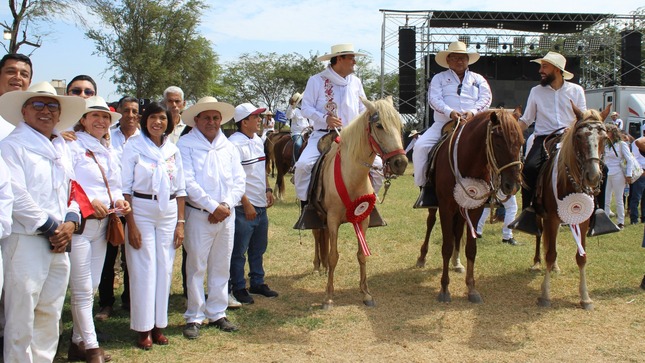 alcaldesa con caballos de peruano de paso