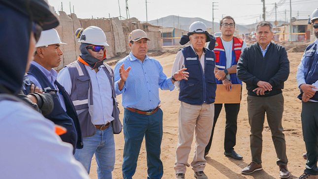 Alcalde Cavino Cautivo Grasa, realizó una rigurosa supervisión de los avances de la construcción del proyecto de pistas y veredas.