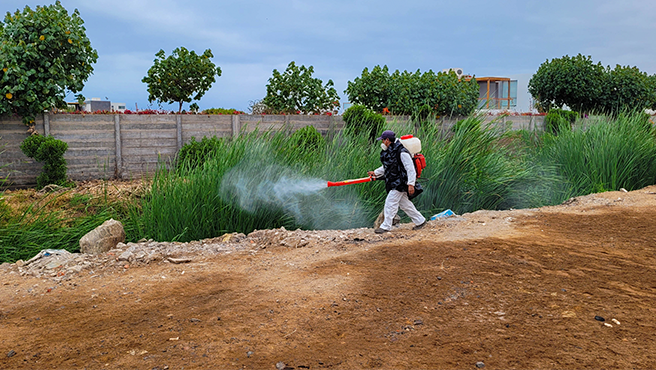 ¡Continúan las campañas de fumigación en instituciones y parques de Mejía!
