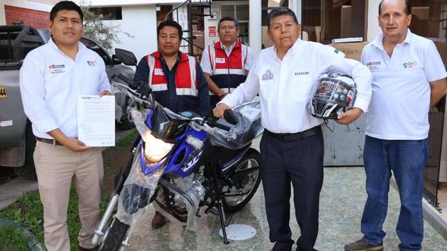 El Alcalde Provincial de Mariscal Nieto, John Larry Coayla, y el Jefe de la Unidad Zonal Tacna-Moquegua de Provias Descentralizado, Fernando Ireneo Ccalahuille Mamani, se reunieron para consolidar el acuerdo de Consejo de aceptación en uso de una motocicleta y una computadora por parte de Provias Descentralizado, como parte del programa de Equipamiento a Gobiernos Locales (GLs).