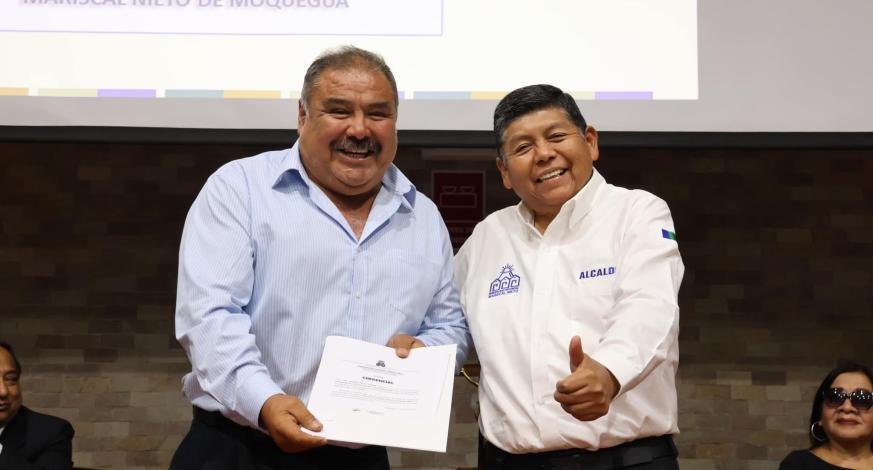 John Larry Coayla, alcalde Provincial de Mariscal Nieto, lideró la ceremonia de con los nuevos Concejos Directivos de las Juntas Vecinales, consolidando así el compromiso municipal con la participación activa de la comunidad en la gestión Municipal. Acompañado por el Gerente de Planeamiento y Presupuesto, Carlos Ponce Zambrano, y el Sub Gerente de Planes, Presupuesto Participativo y Racionalización, Marcos Espejo Sánchez, el Alcalde Provincial juramento y entregó a los presidentes de los Consejos Directivos las resoluciones que los acreditan oficialmente para su labor.