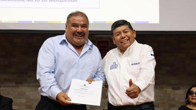John Larry Coayla, alcalde Provincial de Mariscal Nieto, lideró la ceremonia de con los nuevos Concejos Directivos de las Juntas Vecinales, consolidando así el compromiso municipal con la participación activa de la comunidad en la gestión Municipal. Acompañado por el Gerente de Planeamiento y Presupuesto, Carlos Ponce Zambrano, y el Sub Gerente de Planes, Presupuesto Participativo y Racionalización, Marcos Espejo Sánchez, el Alcalde Provincial juramento y entregó a los presidentes de los Consejos Directivos las resoluciones que los acreditan oficialmente para su labor.