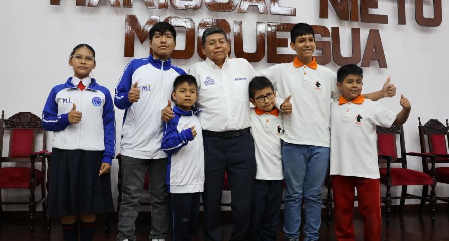 El alcalde Provincial, John Larry Coayla, ha demostrado su compromiso con el desarrollo deportivo y el talento local al brindar un apoyo financiero significativo a seis escolares que participarán en el Campeonato Mundial Escolar de Ajedrez FIDE Perú 2024. Este importante evento se llevará a cabo en Lima, del 30 de abril al 10 de mayo, y contará con la participación de jóvenes talentosos de todo el mundo.