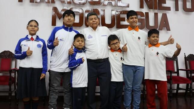 El alcalde Provincial, John Larry Coayla, ha demostrado su compromiso con el desarrollo deportivo y el talento local al brindar un apoyo financiero significativo a seis escolares que participarán en el Campeonato Mundial Escolar de Ajedrez FIDE Perú 2024. Este importante evento se llevará a cabo en Lima, del 30 de abril al 10 de mayo, y contará con la participación de jóvenes talentosos de todo el mundo.