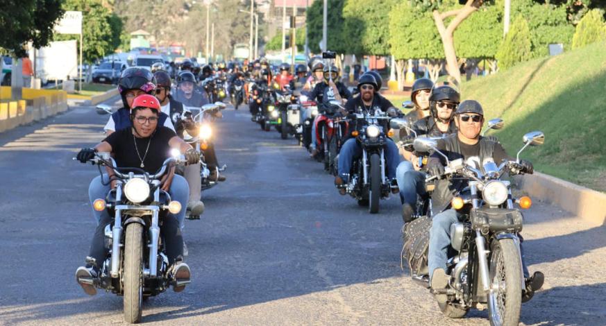 "Expomoto Moquegua 2024” reunió a apasionados motociclistas de la ciudades de Arequipa, Ilo y Arica que con gran actitud fueron parte de la caravana iniciada en el Terminal Terrestre, recorriendo la Ruta del Vino y del Pisco, donde fueron recibidos por representantes de la Bodegas quienes felicitaron el esfuerzo de los integrantes de los diferentes clubes.