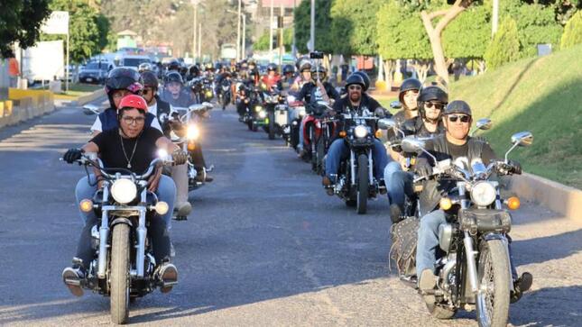 "Expomoto Moquegua 2024” reunió a apasionados motociclistas de la ciudades de Arequipa, Ilo y Arica que con gran actitud fueron parte de la caravana iniciada en el Terminal Terrestre, recorriendo la Ruta del Vino y del Pisco, donde fueron recibidos por representantes de la Bodegas quienes felicitaron el esfuerzo de los integrantes de los diferentes clubes.
