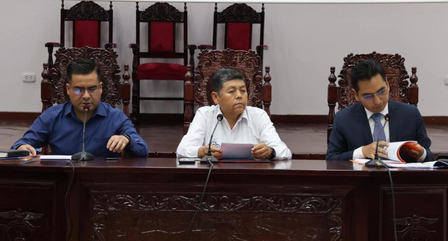 La sesión extraordinaria encabezada por el Alcalde Provincial de Mariscal Nieto, John Larry Coayla, junto con los regidores provinciales, tuvo el objetivo principal de poner en conocimiento del Concejo Municipal el Dictamen N° 01-2024-CE-MPMN y solicitar su respectivo pronunciamiento, asegurando así la transparencia y la debida diligencia en los procesos administrativos de la municipalidad.