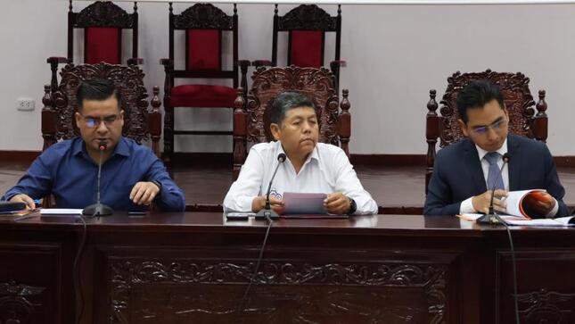 La sesión extraordinaria encabezada por el Alcalde Provincial de Mariscal Nieto, John Larry Coayla, junto con los regidores provinciales, tuvo el objetivo principal de poner en conocimiento del Concejo Municipal el Dictamen N° 01-2024-CE-MPMN y solicitar su respectivo pronunciamiento, asegurando así la transparencia y la debida diligencia en los procesos administrativos de la municipalidad. 
