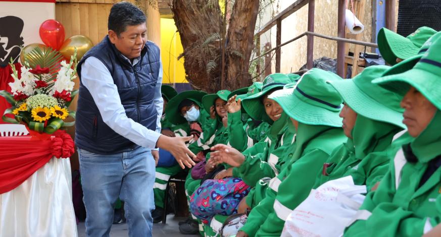 En un gesto lleno de admiración y gratitud John Larry Coayla, Alcalde Provincial, se unió a la celebración del Día de la Madre reconociendo y honrando el invaluable rol de las madres trabajadoras de la Municipalidad Provincial de Mariscal Nieto.