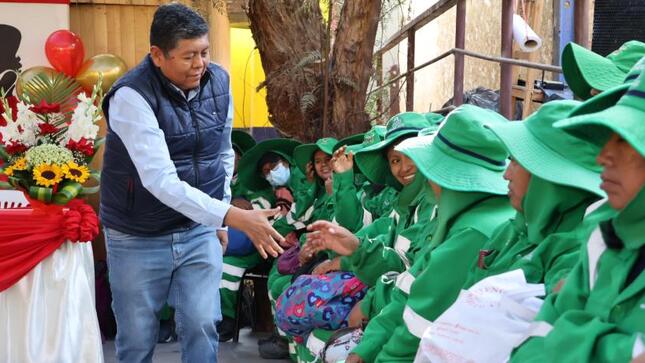 En un gesto lleno de admiración y gratitud John Larry Coayla, Alcalde Provincial, se unió a la celebración del Día de la Madre reconociendo y honrando el invaluable rol de las madres trabajadoras de la Municipalidad Provincial de Mariscal Nieto.