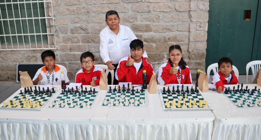 El alcalde de la Municipalidad Provincial de Mariscal Nieto, John Larry Coayla, marcó un hito en el impulso del deporte al lanzar la Escuela Municipal de Ajedrez. 