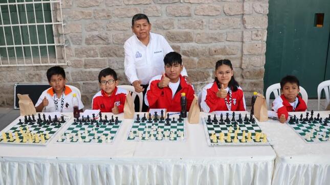 El alcalde de la Municipalidad Provincial de Mariscal Nieto, John Larry Coayla, marcó un hito en el impulso del deporte al lanzar la Escuela Municipal de Ajedrez. 