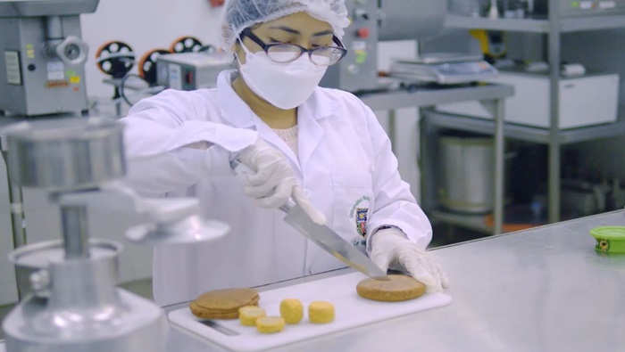 Investigadora haciendo pruebas en prototipo de alimento