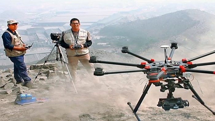 Operarios de dron haciendo pruebas