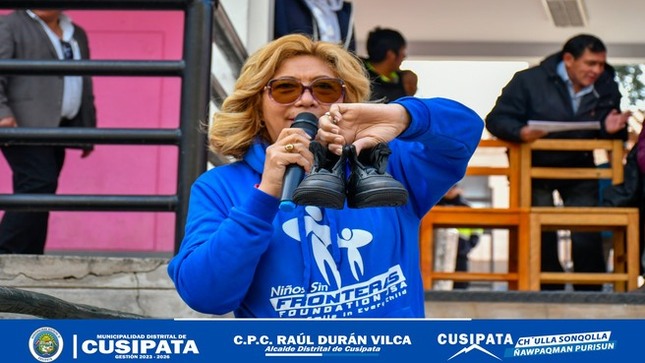 Gracias a las diligencias del Alcalde Raúl Duran Vilca, se distribuyeron zapatillas a niños y niñas de diversas instituciones educativas en el Distrito de Cusipata.