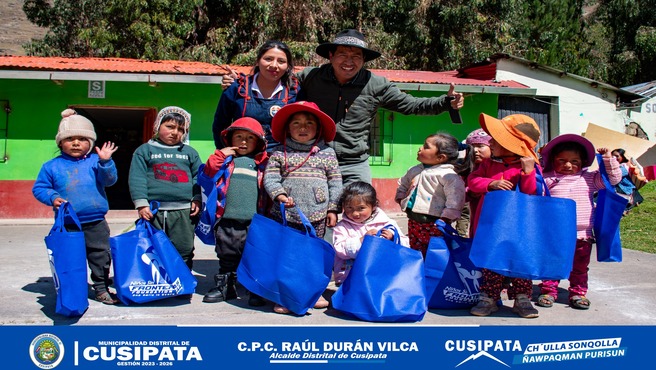 Gracias a las diligencias del Alcalde Raúl Duran Vilca, se distribuyeron zapatillas a niños y niñas de diversas instituciones educativas en el Distrito de Cusipata.