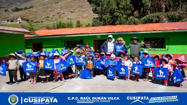 Gracias a las diligencias del Alcalde Raúl Duran Vilca, se distribuyeron zapatillas a niños y niñas de diversas instituciones educativas en el Distrito de Cusipata.
