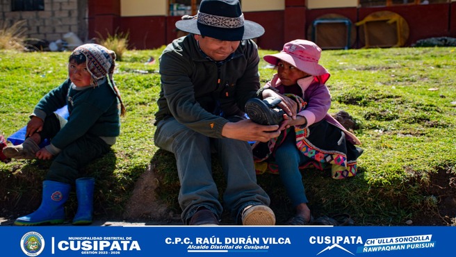 Gracias a las diligencias del Alcalde Raúl Duran Vilca, se distribuyeron zapatillas a niños y niñas de diversas instituciones educativas en el Distrito de Cusipata.