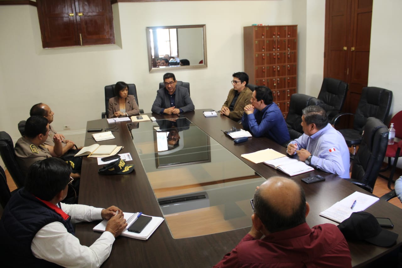 reunión de trabajo entre alcaldesa y la pnp