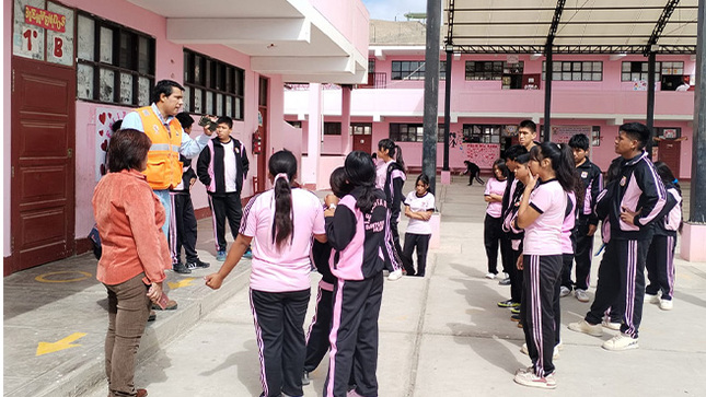 Se realizó una capacitación a los alumnos y docentes de la I.E. Santa Rosa de Santo Domingo.