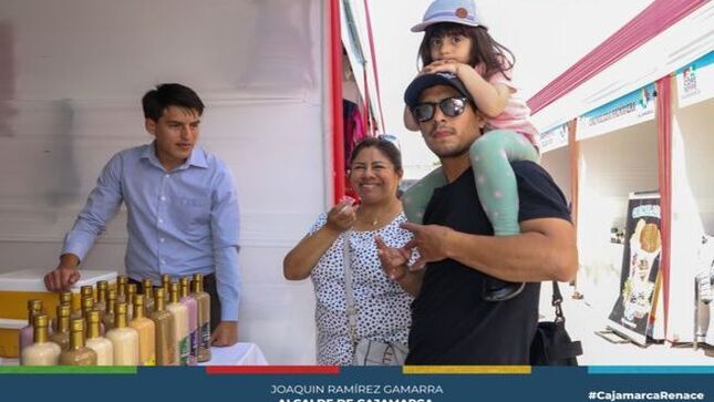 📌En el marco de la semana de las MYPES, la MPC participó en la Feria Regional de Pequeñas y Medianas Empresas, como parte del Comité Regional de la Mediana y Pequeña Empresa (COREMYP). 
✅Su presencia destacada en el evento subraya su compromiso con el desarrollo económico local y el apoyo a los emprendedores. La comuna local ha facilitado espacios de discusión y promoción para empresarios locales, compartiendo iniciativas y políticas que promueven el crecimiento sostenible y la competitividad del sector MYPES en la región.