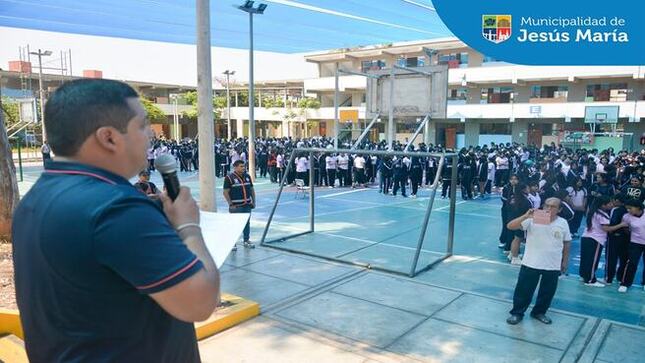 Las alumnas de la IE Teresa González de Fanning nivel secundaria, 🏫 participaron de un simulacro de sismo organizado por la Subgerencia de Gestión del Riesgo de Desastres, cumpliendo con todas las indicaciones y evacuando de manera ordenada y tranquila. ✅  
A lo largo de este año escolar, 👧🏻 continuaremos efectuando simulacros en distintos centros educativos para fomentar la cultura de prevención y reforzar los protocolos de evacuación.