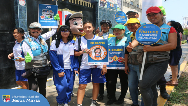 Continuando con la campaña Camino seguro a clases, nuestro personal de la Subgerencia de Movilidad Urbana y la Autoridad de Transporte Urbano, visitaron diversas calles y avenidas cercanas al colegio 🏫 Gabriela Mistral para informar a los escolares, peatones y conductores sobre la importancia de respetar y cumplir las 🚸 normas viales y de transporte.