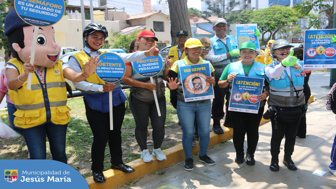 Continuando con la campaña Camino seguro a clases, nuestro personal de la Subgerencia de Movilidad Urbana y la Autoridad de Transporte Urbano, visitaron diversas calles y avenidas cercanas al colegio 🏫 Gabriela Mistral para informar a los escolares, peatones y conductores sobre la importancia de respetar y cumplir las 🚸 normas viales y de transporte.