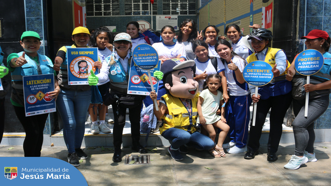 Continuando con la campaña Camino seguro a clases, nuestro personal de la Subgerencia de Movilidad Urbana y la Autoridad de Transporte Urbano, visitaron diversas calles y avenidas cercanas al colegio 🏫 Gabriela Mistral para informar a los escolares, peatones y conductores sobre la importancia de respetar y cumplir las 🚸 normas viales y de transporte.