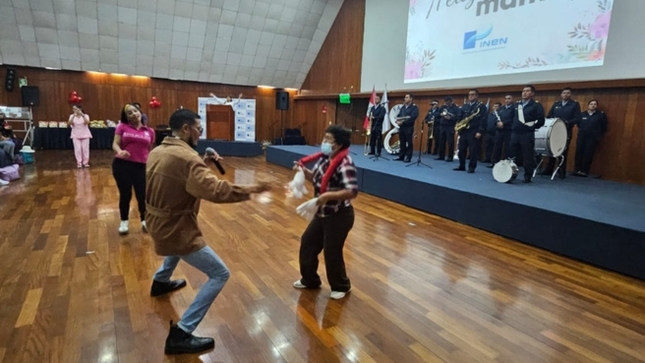 Con Emotiva Celebración Rinden Homenaje a Madres Pacientes del INEN