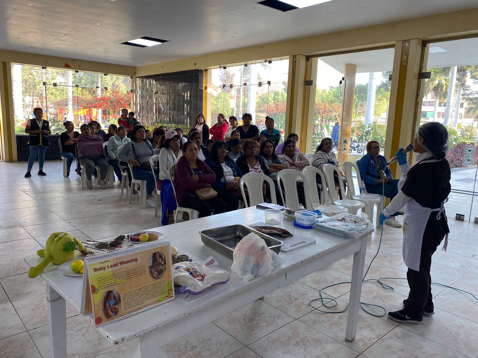 capacitan a lideresas de comedores y ollas comunes 4