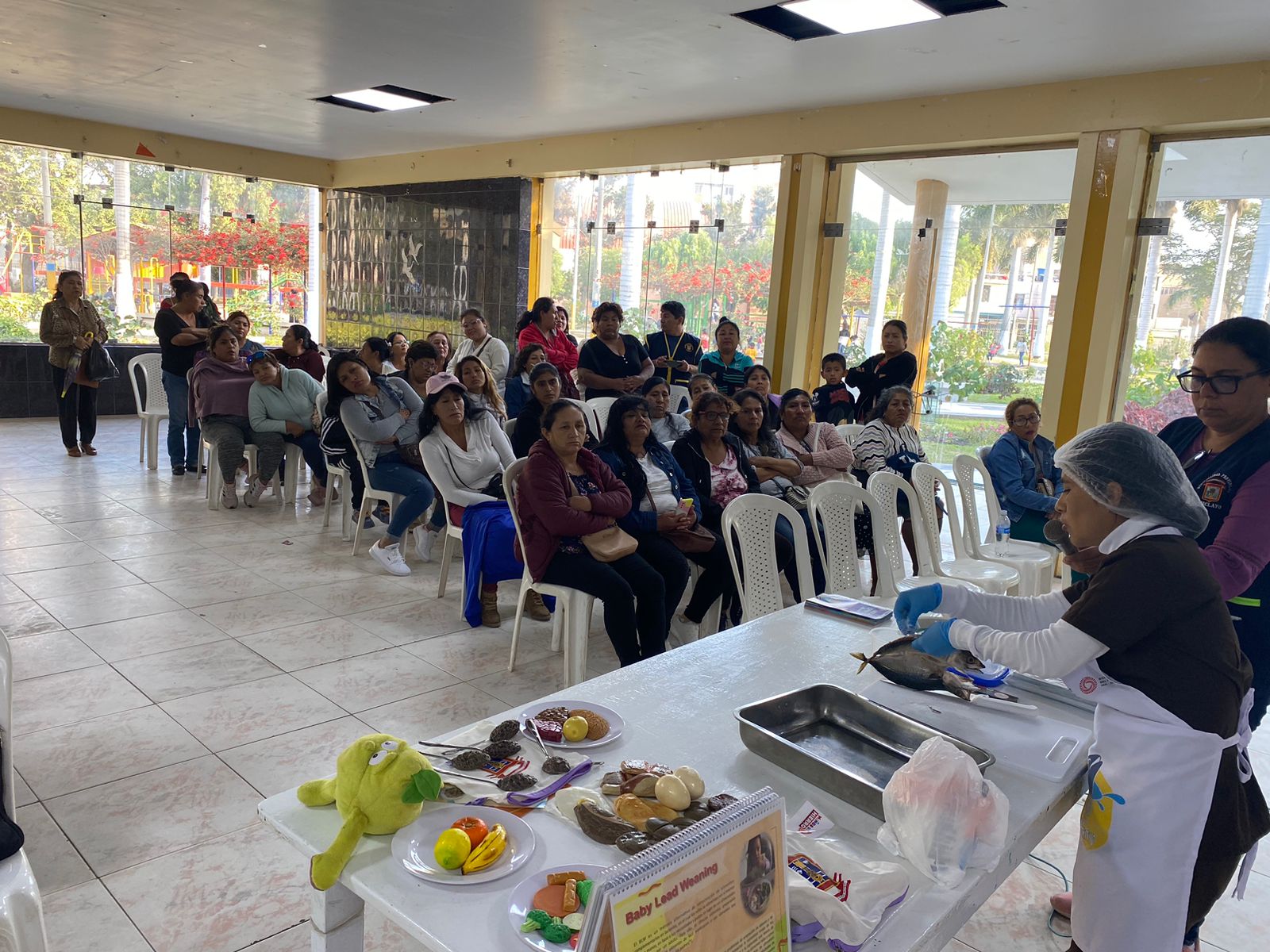 capacitan a lideresas de comedores y ollas comunes 0