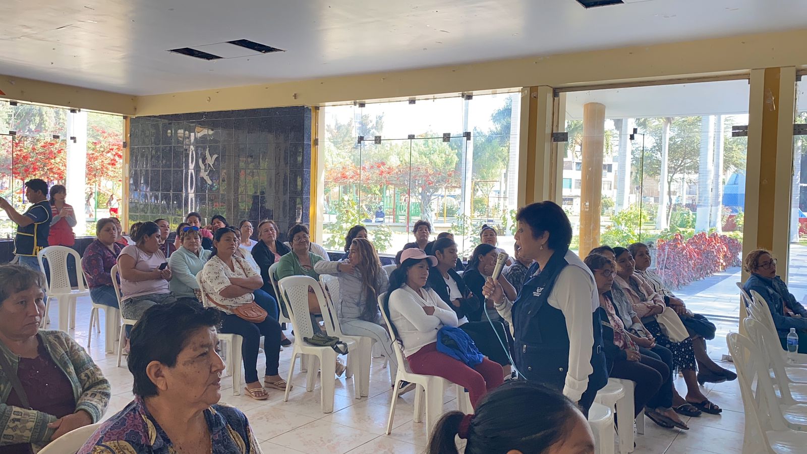 capacitan a lideresas de comedores y ollas comunes 3