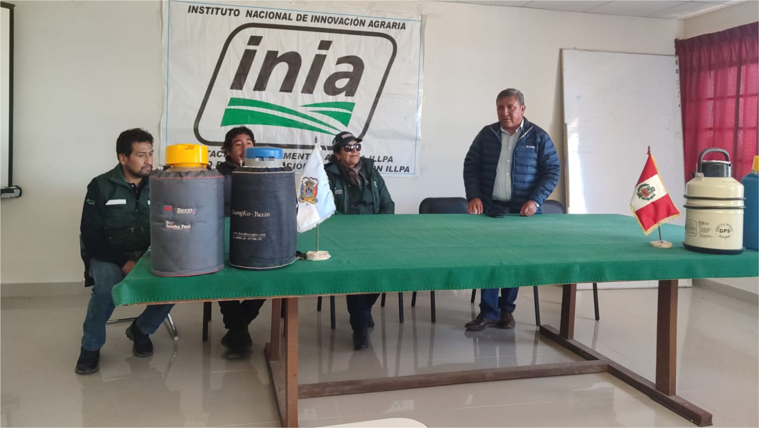 Fotografía muestra la entrega de 200 pajillas de semen de ganado de alta calidad.
