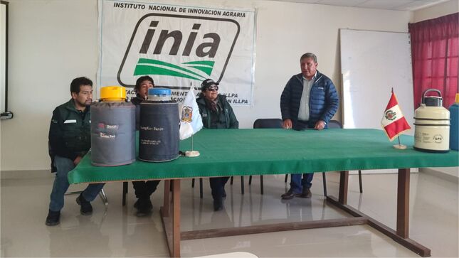 Fotografía muestra la entrega de 200 pajillas de semen de ganado de alta calidad.
