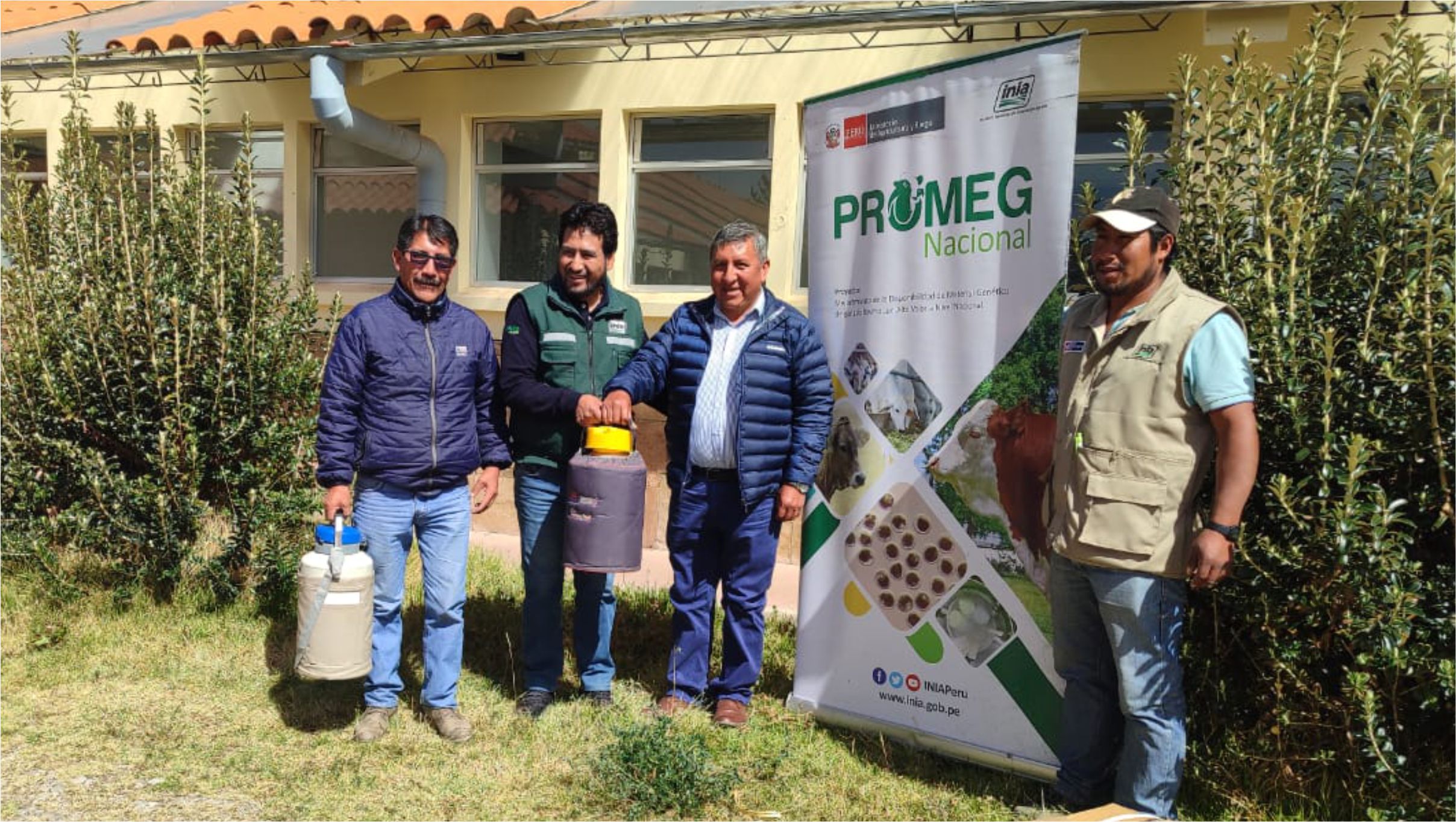 Fotografía muestra la entrega de 200 pajillas de semen de ganado de alta calidad.
