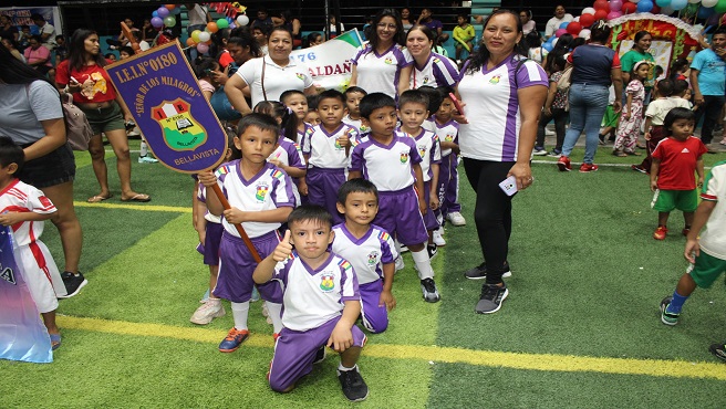 Niños de la I.E 0180 felices participando en la noche deportiva.