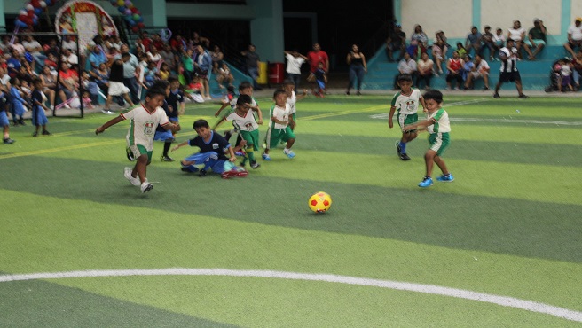Los niños se divierten y aprenden jugando.