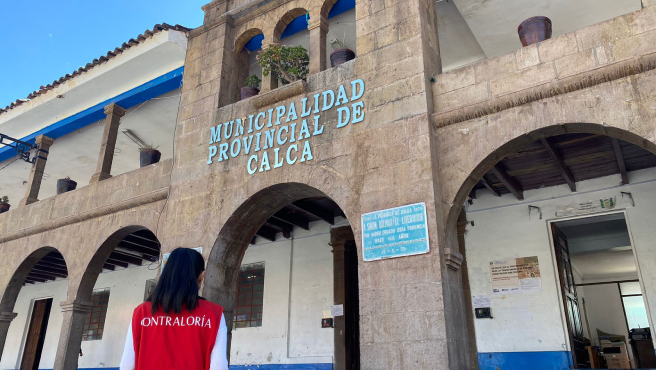 La Contraloría General advirtió que la Municipalidad Provincial de Calca declaró ganadores a postulantes que no cumplieron requisitos mínimos en el proceso de convocatoria de personal, situación que limitó la pluralidad de participantes y afectó la legalidad, transparencia, mérito y capacidad del acceso al empleo público