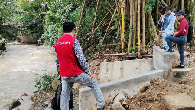 La Contraloría General de la República advirtió a la Municipalidad Provincial de San Martín que la obra “Mejoramiento del Sistema de Drenaje Pluvial en la Parte Alta del Sector Colector Jr. Perú del Distrito de Tarapoto - Provincia de San Martín” se ejecuta sin cumplir los detalles del expediente técnico, lo que pone en riesgo el funcionamiento, calidad y vida útil de la infraestructura.