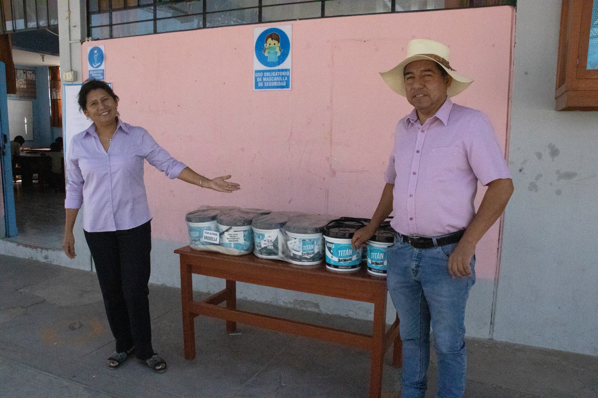 entrega de pintura a instituciones