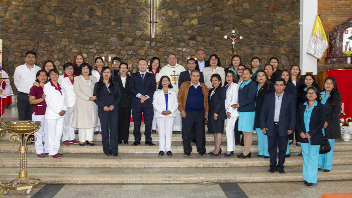 Actos de la cereminia del aniversario con el personal de salud y el director de la red de salud Sánchez Carrión.