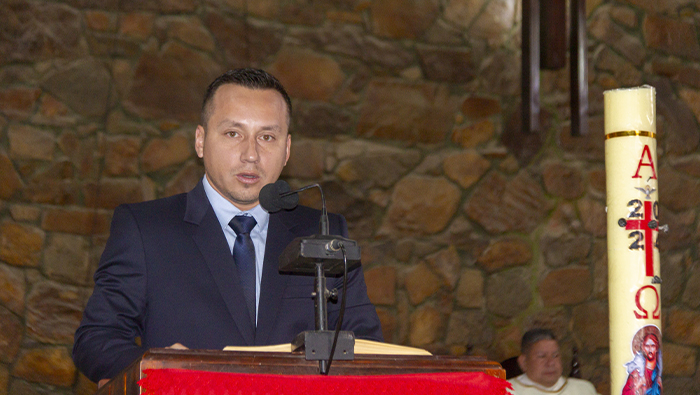 Actos de la cereminia del aniversario con el personal de salud y el director de la red de salud Sánchez Carrión.