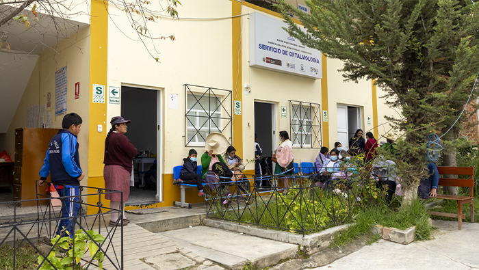 Imagen de las pruebas oculares realizadas a los jóvenespor parte del perasonal de salud.