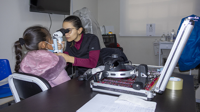 Imagen de las pruebas oculares realizadas a los jóvenespor parte del perasonal de salud.