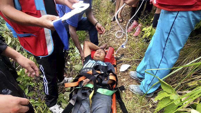 Imagen del momento de atención del equipo SAMU atendiendo a los accidentados en medio de un bosque de eucaliptos.