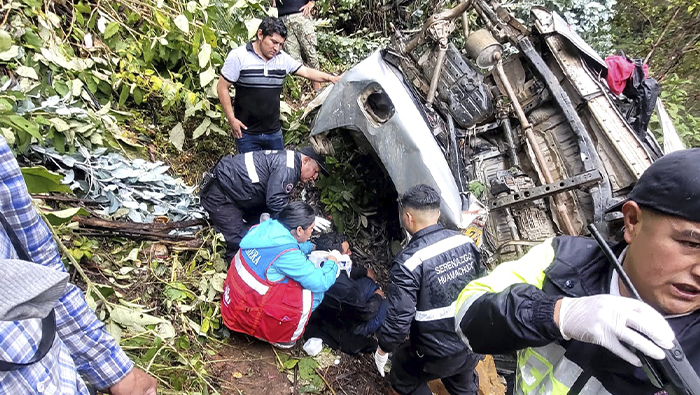 Imagen del momento de atención del equipo SAMU atendiendo a los accidentados en medio de un bosque de eucaliptos.