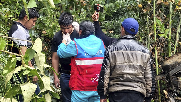 Imagen del momento de atención del equipo SAMU atendiendo a los accidentados en medio de un bosque de eucaliptos.